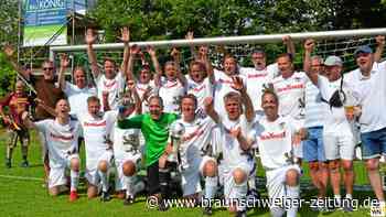 Ü50-Fußballer der Freien Turner bejubeln den Titel