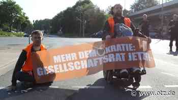 "Letzte Generation" blockiert Straße in Jena