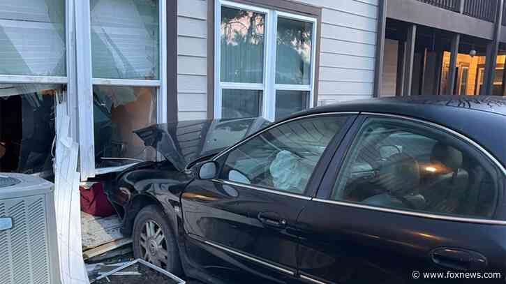 Florida man cuts off ankle monitor, jumps out of apartment window during SWAT negotiations