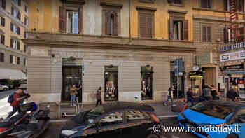 Spacca vetrina del negozio con un blocco di cemento e ruba un paio di scarpe