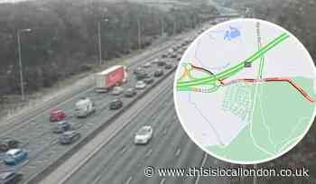 M25 car crash causes delays and partial lane closure