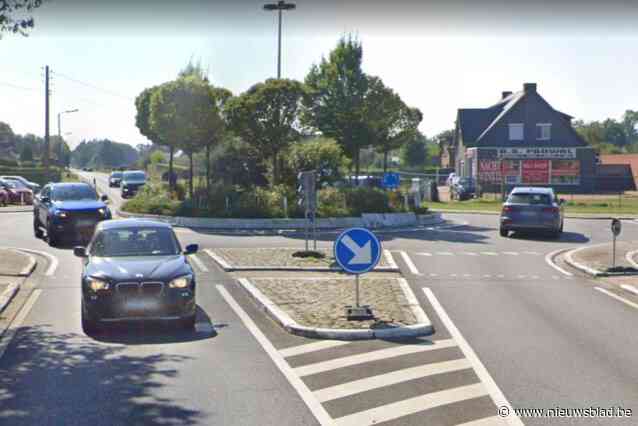 Man bijna 3 km meegesleurd op motorkap van auto: “Hij vroeg 14 keer om te stoppen, maar bestuurder reed gewoon door”