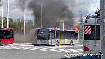 Prima l'incendio, poi l'esplosione: bus in fiamme a Fidene