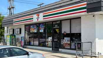 Winnipeg convenience store employees attacked, taken to hospital after robbery