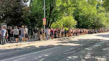 Eine noch längere Schlange in Jena als neulich bei den Schweden