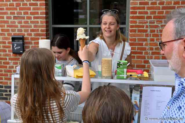 Leen Wouters blijkt uitstekende ijsjesverkoopster: zonder sjerp, met brede glimlach en onklopbare prijzen