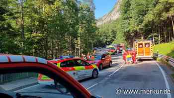 Nächster Unfall am Kesselberg: Kleinlaster prallt in Tesla - vier Verletzte
