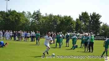 Fußballer tricksen auf Rasenplätzen in Golfplatzqualität