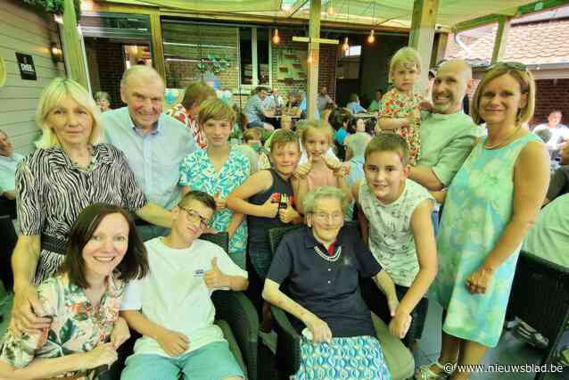 Julia blaast honderd kaarsjes uit