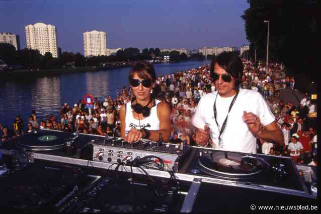 Drie jaar na overlijden van dj Smos, boek over iconische band met Baby Bee: “Alle flyers uit die periode heeft ze bijgehouden”