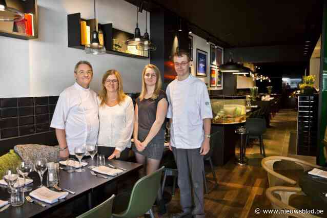 Ronny (73) staat deze maand al 50 (!) jaar achter de kookpotten van restaurant De Huifkar: “Ik denk nog lang niet aan stoppen”