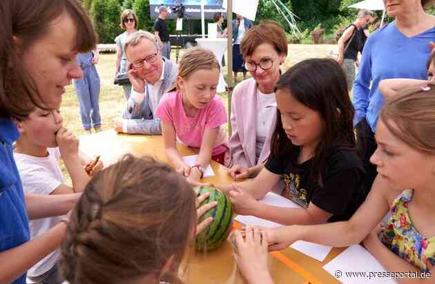 Mit MINT-Bildung nach den Sternen greifen: ESA-Astronautin und Bundesbildungsministerin machen Berliner Kinder fit fürs All