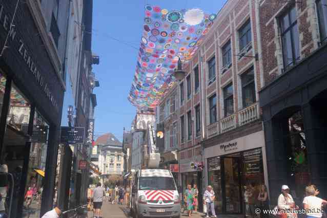 Mandala’s boven straat geven stadscentrum meer kleur