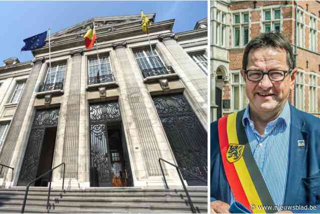 Maakte burgemeester zich schuldig aan belangenvermenging? “Grote ogen getrokken toen we zijn naam op verkoopakte zagen staan”