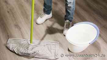 Vier Reiniger und zwei Hausmittel, mit dem Sie Ihren Vinylboden mühelos sauber bekommen