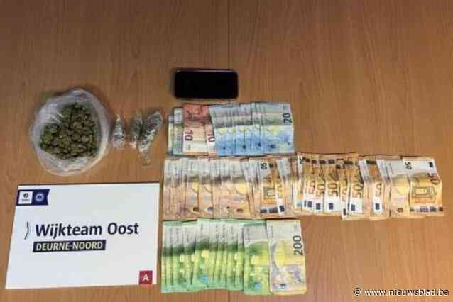 Dealershoeveelheid cannabis en 4.000 euro cash geld aangetroffen bij huiszoeking
