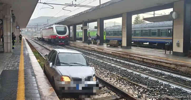Sfonda la porta della stazione ferroviaria di Fabriano e va a finire con l’auto sul primo binario