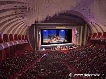 "Fischi e insulti". Vergogna al Regio di Torino nel minuto di silenzio per Berlusconi