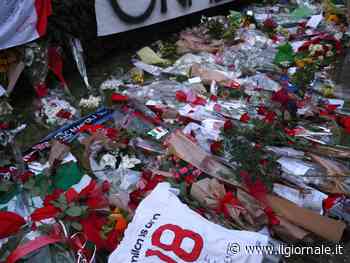 "C'è solo un Presidente". Cori e rose dai tifosi della Curva Sud ad Arcore