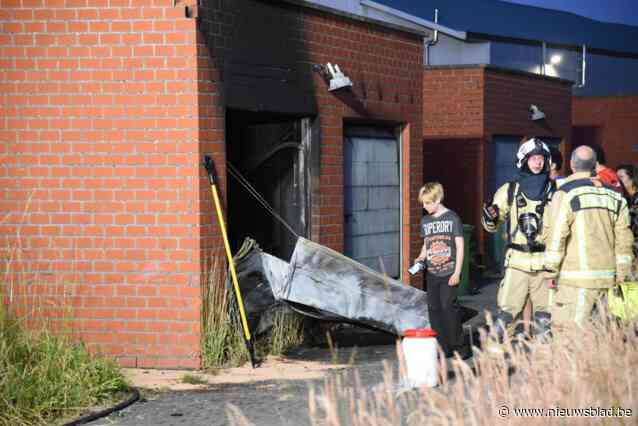 Garage achter woonblok brandt uit, twee motoren vernield