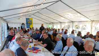 Versammlungsmarathon der Vereine in einem Zelt in Eixe