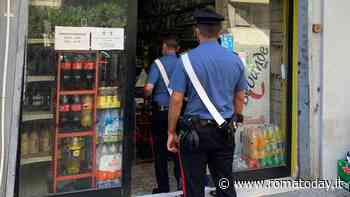 Beve gratis e non paga, poi rapina il commerciante e lo ferisce a colpi di bottiglia