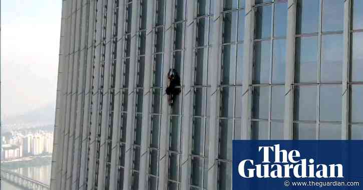 Police arrest British man free-climbing South Korean skyscraper