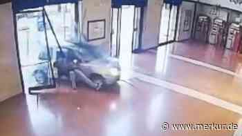 „Das hätte in einem Massaker enden können“: Auto rast in Italien quer durch Bahnhof und landet auf Gleis