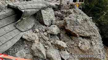 Felsblock oberhalb Bahnlinie in Arth SZ erfolgreich gesprengt