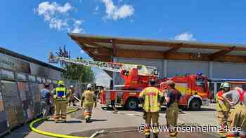 „Viel Rauch zieht über die Schule“: Brand auf Baumarktgelände in Heufeld
