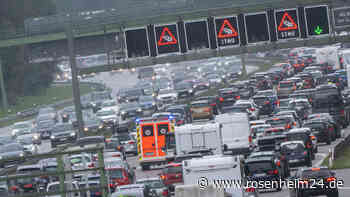 Stau nach Unfall auf A8 Richtung München – zwei Personen verletzt