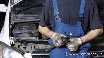 Attende l'ex sul posto di lavoro armato di spranga, bloccato da un meccanico