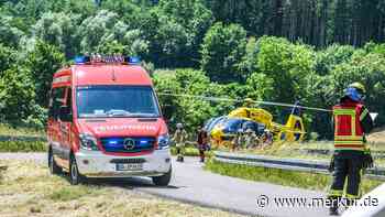 Ein Toter, brennendes Auto und mehrere Verletzte: Schwerer Autounfall bei Regensburg