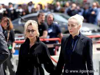 Le lacrime e le mani intrecciate: il dolore di Marina e Marta