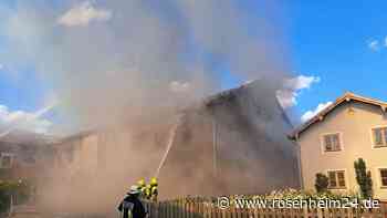 Stall steht in Mittergars in Flammen: Mann erleidet bei Rettung von Rindern wohl Rauchgasvergiftung