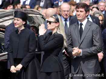 Il dolore della famiglia e quell'abbraccio commosso della piazza