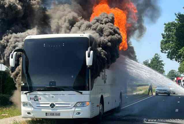 Airco vat vuur en zet bus in lichterlaaie: “35 kinderen hebben zich net op tijd in veiligheid kunnen brengen”