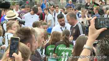 Flick, Sane und Co. sammeln Sympathiepunkte bei Fan-Event in Frankfurt