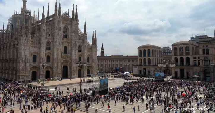 “Chi non salta comunista è”, il coro intonato in piazza Duomo prima dei funerali di Silvio Berlusconi – Video