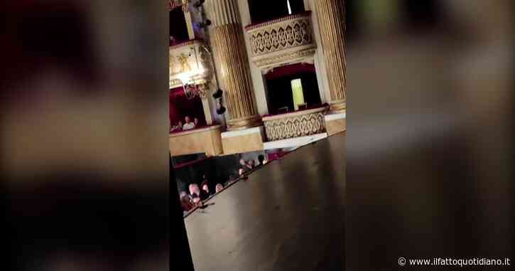 Al San Carlo di Napoli la speaker legge un messaggio di cordoglio per Berlusconi: fischi e “buu” dalla platea del teatro – Video