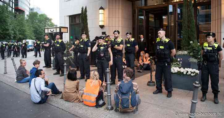 Klima-Aktivisten protestieren vor Berliner Luxushotel