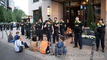 Klima-Aktivisten protestieren vor Berliner Luxushotel