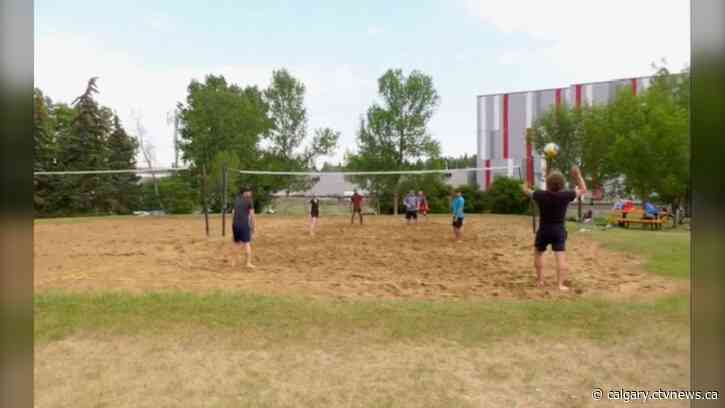 Community group rallies to try and save beach volleyball courts