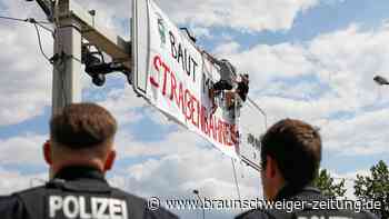 Nach VW-Betriebsversammlung: Aktivisten hängen über Straße