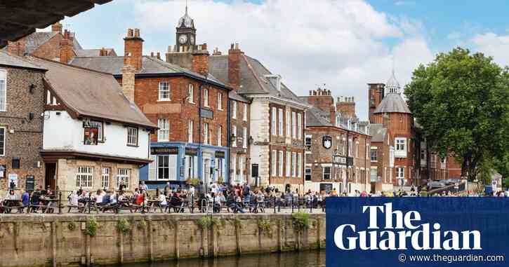UK economy returns to slender growth as spending in pubs lifts output