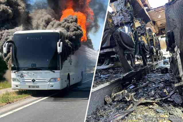 35 schoolkinderen konden maar net op tijd uit brandende bus vluchten: “Vuur breidde razendsnel uit naar de binnenkant”