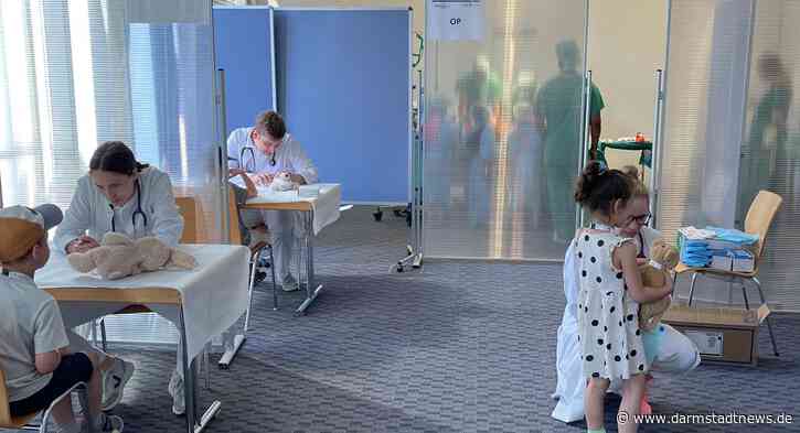 Keine Angst vorm Krankenhaus:   Medizinstudierende schlüpfen in die Rolle von Teddydoktorinnen und -doktoren und behandeln Teddy und Co von Kindergartenkindern