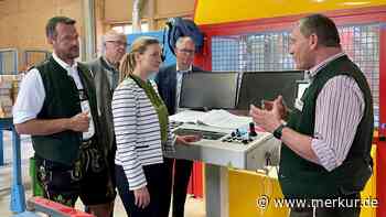 Digital-Staatsministerin Judith Gerlach besucht Firma Simon in Schlegldorf