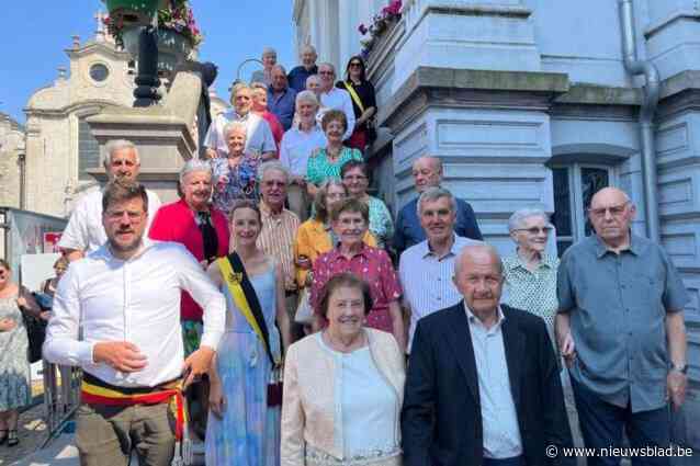 Gouden, diamanten en briljanten echtparen ontvangen op gemeentehuis