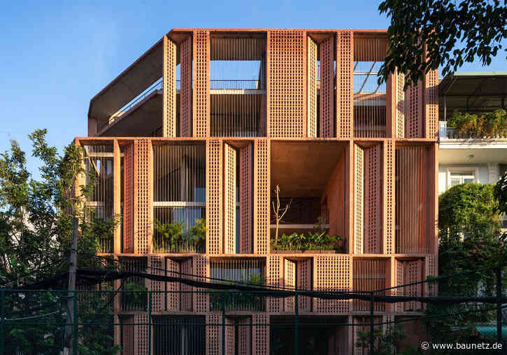 Luftiger Backstein - Bürobau in Ho-Chi-Minh-Stadt von Tropical Space